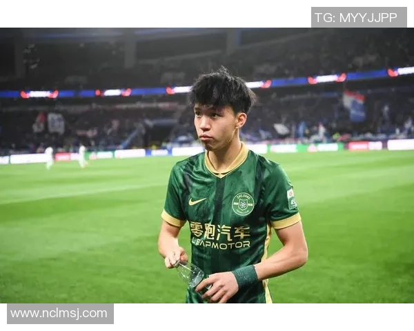 从小吃苦的足球明星们如何在逆境中崛起成就辉煌人生